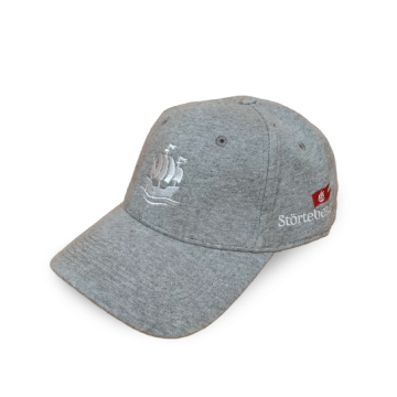 Ein Störtebeker Basecap in hellgrau mit Störtebeker-Design und einem hochwertigen Stick auf der Front in weiß und an der Seite in rot-weiß.

