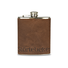 Störtebeker Flachmann in einer hochwertigen Ledertasche.